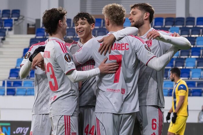 Selebrasi pemain Olympique Lyon usai mencetak gol ke gawang Maccabi Tel-Aviv dalam kemenangan 6-0 di TSC Arena, Serbia.