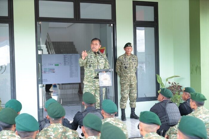 Kasad Jenderal TNI Maruli Simanjuntak meninjau Yontaipur Kostrad di Cikarang, menekankan pentingnya latihan berkelanjutan untuk kesiapan tempur prajurit.