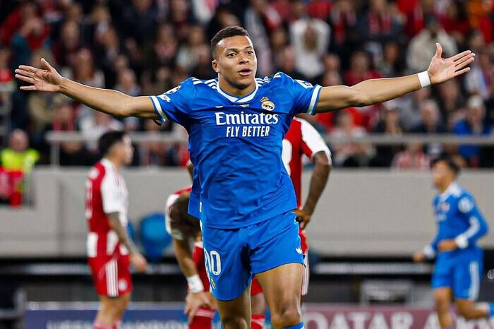 Kylian Mbappe memegang bola pertandingan usai memborong empat gol ke gawang Olympiakos.