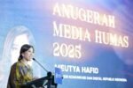 Malam Anugerah Media Humas 2025 menjadi panggung afirmasi pentingnya kolaborasi humas pemerintah untuk menjaga kepercayaan publik di era digital yang semakin bising.