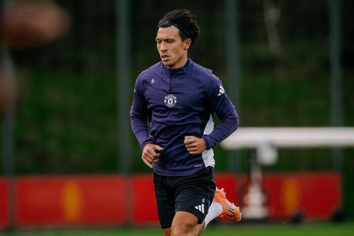 Manchester United membuat keputusan mengejutkan dengan melepas Lisandro Martinez ke Timnas Argentina meski belum pulih 100 persen dari cedera. Keputusan ini memunculkan perdebatan soal risiko, strategi pemulihan, dan kepercayaan MU terhadap atmosfer timnas dalam mempercepat kebugaran sang bek.
