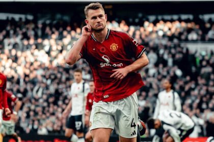 Matthijs de Ligt mencetak gol penentu di menit ke-96 yang menyelamatkan Manchester United dari kekalahan di markas Tottenham Hotspur.