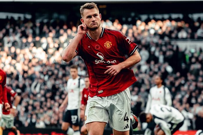 Matthijs de Ligt mencetak gol penentu di menit ke-96 yang menyelamatkan Manchester United dari kekalahan di markas Tottenham Hotspur.