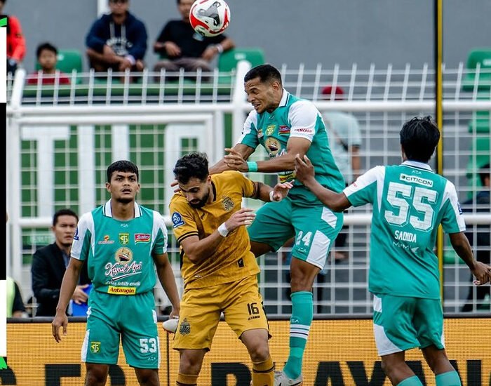 Dendi Sulystiawan mencetak gol penentu yang menyelamatkan Bhayangkara pada menit 90+8 dalam laga dramatis kontra Persebaya di Bandarlampung.