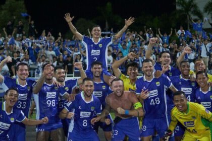 Persib Bandung sukses mencatat kemenangan luar biasa atas Selangor FC di ajang AFC Champions League Two 2025/2026 setelah tertinggal dua gol. Dua lesakan Adam Alis memastikan comeback dramatis 3-2 bagi Pangeran Biru di Petaling Jaya, Kamis (6/11).