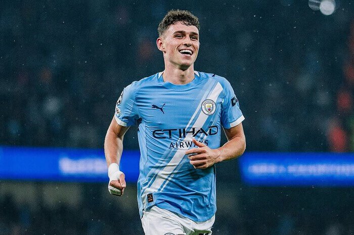 Phil Foden merayakan gol indah ke gawang Borussia Dortmund di Stadion Etihad, membawa Manchester City menang telak 4-1 pada matchday keempat Liga Champions 2025-2026.