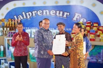 Kolaborasi PNM dan MES dalam mendorong ekonomi halal melalui fasilitasi sertifikasi halal bagi usaha ultra mikro agar naik kelas dan berdaya saing di pasar nasional maupun global.