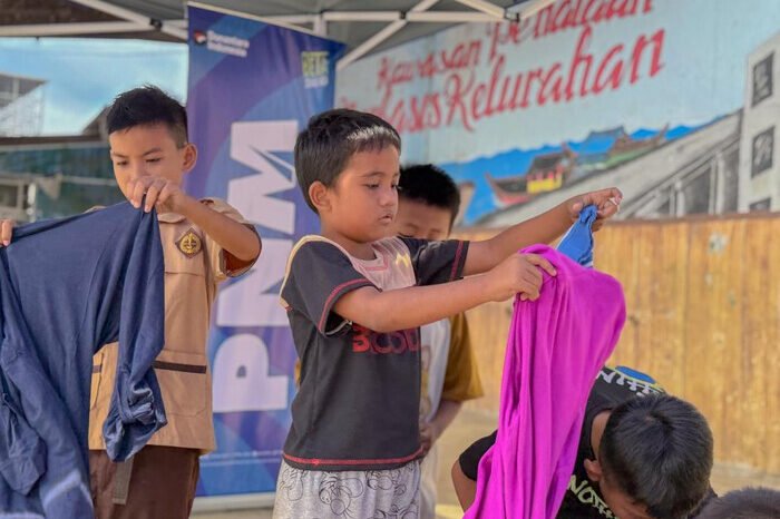 PNM bersama karyawan dan nasabah menggelar Program RE3, menyalurkan pakaian layak pakai untuk masyarakat yang membutuhkan.