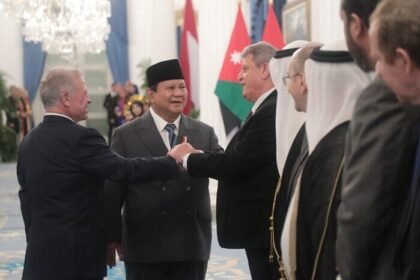 Presiden Prabowo Subianto dan Raja Abdullah II saat pertemuan bilateral di Istana Merdeka, Jakarta.