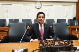 Laporan terkini rapat kerja ESDM di Senayan yang membahas program BPBL untuk percepatan listrik desa, menghadirkan komitmen Ramson Siagian dalam memperjuangkan akses energi bagi masyarakat Jateng X.