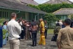 Ratu Maxima mengunjungi Kampung Batik Laweyan, Solo, dan berdialog langsung dengan pekerja, mahasiswa, hingga perajin batik terkait kondisi finansial mereka.