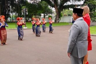Ratu Máxima menikmati penyambutan Tari Indang Pariaman saat tiba di Istana Merdeka menemui Presiden Prabowo Subianto.