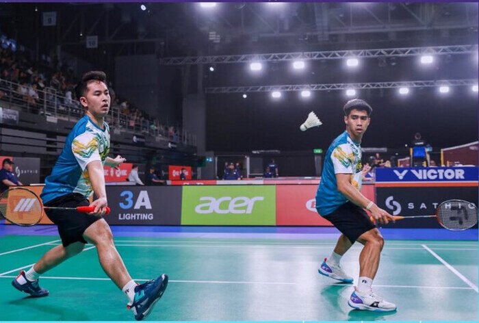 Sabar/Reza menembus perempatfinal Australia Open 2025 setelah menang dramatis tiga gim atas ganda Taiwan.