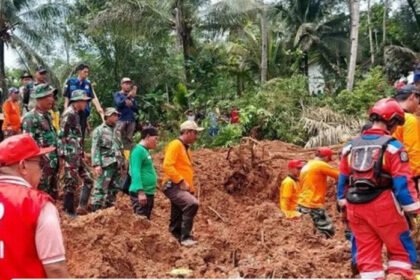 Operasi evakuasi Longsor Cilacap terus dilakukan di medan sulit demi mencari 21 warga hilang yang masih belum ditemukan.