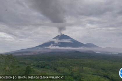 Aktivitas erupsi Gunung Semeru di Jawa Timur saat awan panas teramati meski visual gunung tertutup cuaca.