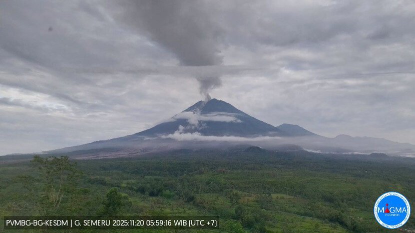 Aktivitas erupsi Gunung Semeru di Jawa Timur saat awan panas teramati meski visual gunung tertutup cuaca.
