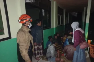 Ratusan warga dievakuasi ke dua titik pengungsian imbas peningkatan aktivitas Gunung Semeru.