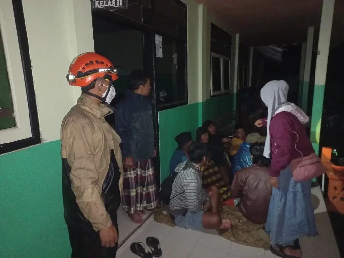 Ratusan warga dievakuasi ke dua titik pengungsian imbas peningkatan aktivitas Gunung Semeru.