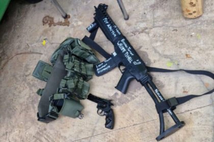 Ledakan di SMA 72 Jakarta menguak fakta mengejutkan: pelaku korban bullying, ada pesan 'Welcome to Hell', temuan angka misterius '1189'. Polisi dan Densus 88 masih selidiki motif sebenarnya.