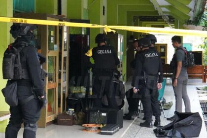 Petugas kepolisian berjaga di depan SMAN 72 Jakarta pascaledakan yang mengguncang sekolah pada Jumat sore, 7 November 2025.