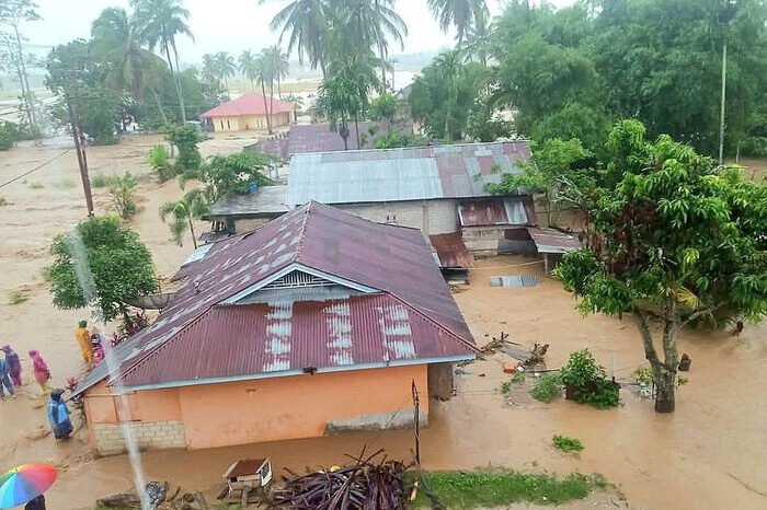 Banjir Besar Melanda Solok: Ribuan Warga Mengungsi, Status Darurat Ditetapkan.