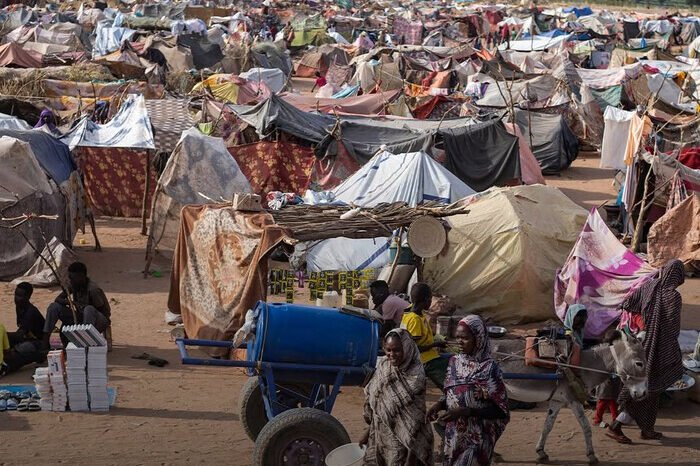 Warga Sudan mengungsi dari El Fasher ke Tawila akibat kekerasan RSF yang meningkat, memicu krisis pengungsi di Chad.