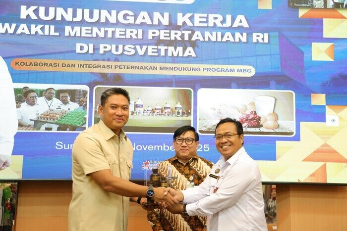 Wamentan Sudaryono kunjungan kerja ke Balai Besar Veteriner Farma Pusvetma di Surabaya, Jum'at (21/11/2025).