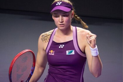 Elena Rybakina merayakan kemenangan setelah menyingkirkan Jessica Pegula di semifinal WTA Finals 2025 di Riyadh, Jumat (7/11/2025).