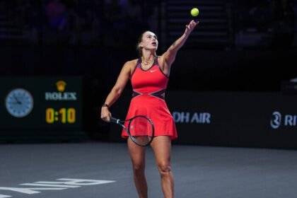 Aryna Sabalenka tampil garang di semifinal WTA Finals 2025, menyingkirkan Amanda Anisimova dan melaju ke final untuk menghadapi Elena Rybakina, Sabtu (8/11/2025). (Foto: Instagram/@wtafinalsriyadh)