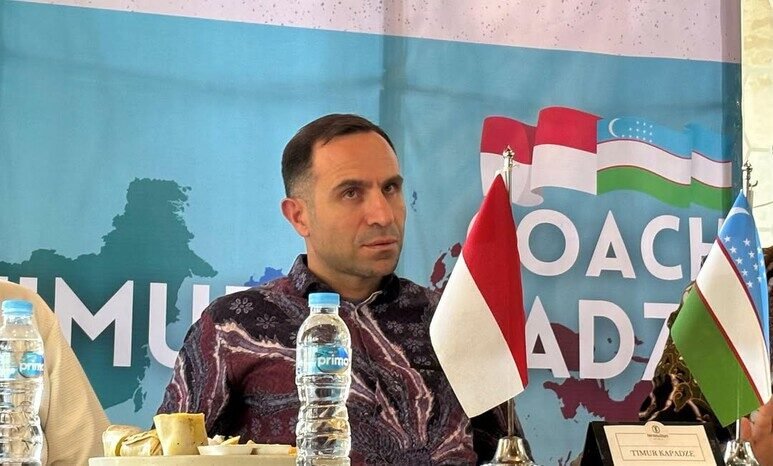 Mantan pelatih tim nasional Uzbekistan Timur Kapadze saat berkunjung ke markas EGI Sport di Jakarta, Sabtu (22/11/2025).