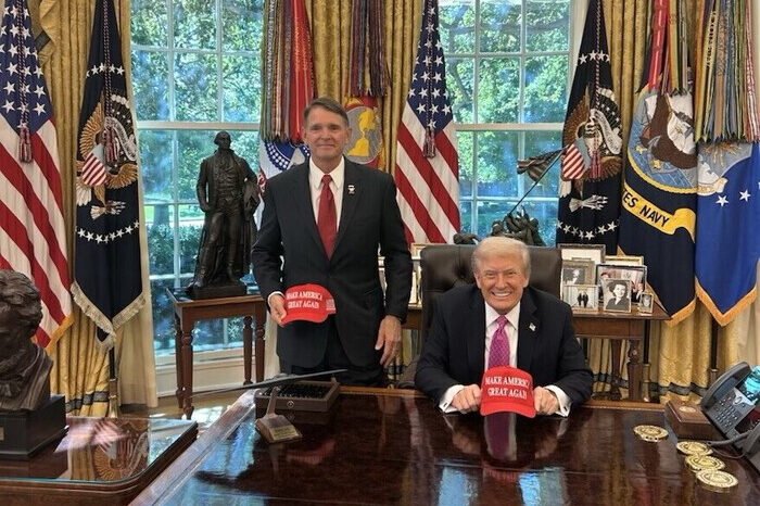 Kasus Tarif Global Memanas, Trump Absen di Sidang Penentu Nasib Ekonomi AS 1 Donald Trump menolak hadir di sidang Mahkamah Agung terkait kasus tarif global. Ia memilih fokus pada hasil sidang yang bisa menjadi keputusan bersejarah bagi Amerika Serikat dan dunia perdagangan internasional.