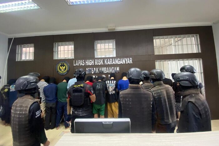 Pemindahan warga binaan berisiko tinggi ke Nusakambangan dilakukan dengan pengamanan ketat untuk memperkuat stabilitas keamanan nasional.