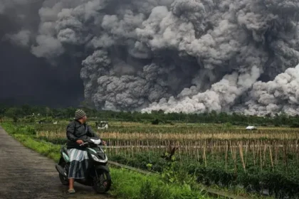 157 Letusan dalam 24 Jam : Semeru Masuk Fase Erupsi Lanjutan, Status Level IV