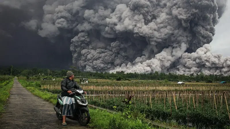 157 Letusan dalam 24 Jam : Semeru Masuk Fase Erupsi Lanjutan, Status Level IV