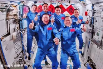 Tiga Astronot China Terperangkap di Luar Angkasa Akibat Serpihan Sampah Antariksa