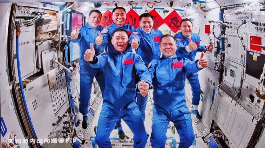 Tiga Astronot China Terperangkap di Luar Angkasa Akibat Serpihan Sampah Antariksa