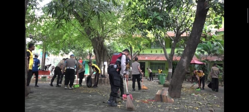 Pulihkan Trauma Siswa dan Warga, Polisi Gotong Royong Bersihkan Masjid SMAN 72 Jakut Usai Ledakan