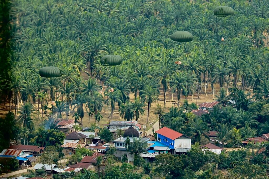 Foto : TNI Terjunkan 2,5 Ton Bantuan Logistik Lewat Airdrop untuk Korban Banjir Aceh
