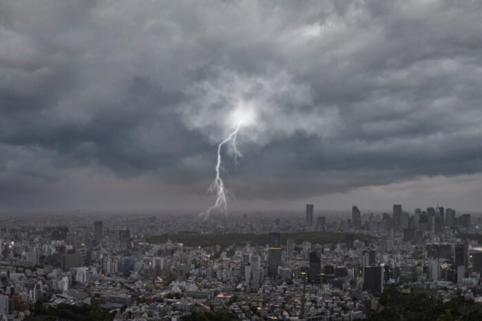 BMKG mengeluarkan peringatan dini cuaca ekstrem untuk wilayah Sumatra Barat hingga 13 Desember 2025.