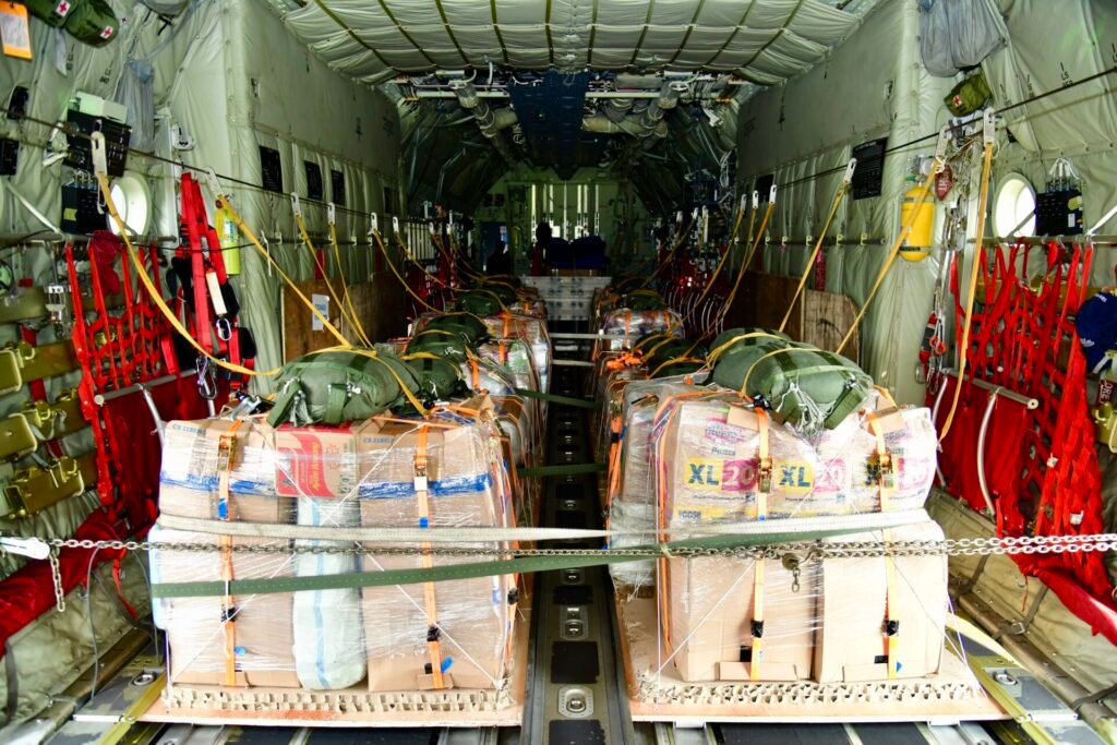 Foto : TNI Terjunkan 2,5 Ton Bantuan Logistik Lewat Airdrop untuk Korban Banjir Aceh