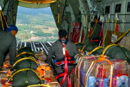 Foto : TNI Terjunkan 2,5 Ton Bantuan Logistik Lewat Airdrop untuk Korban Banjir Aceh