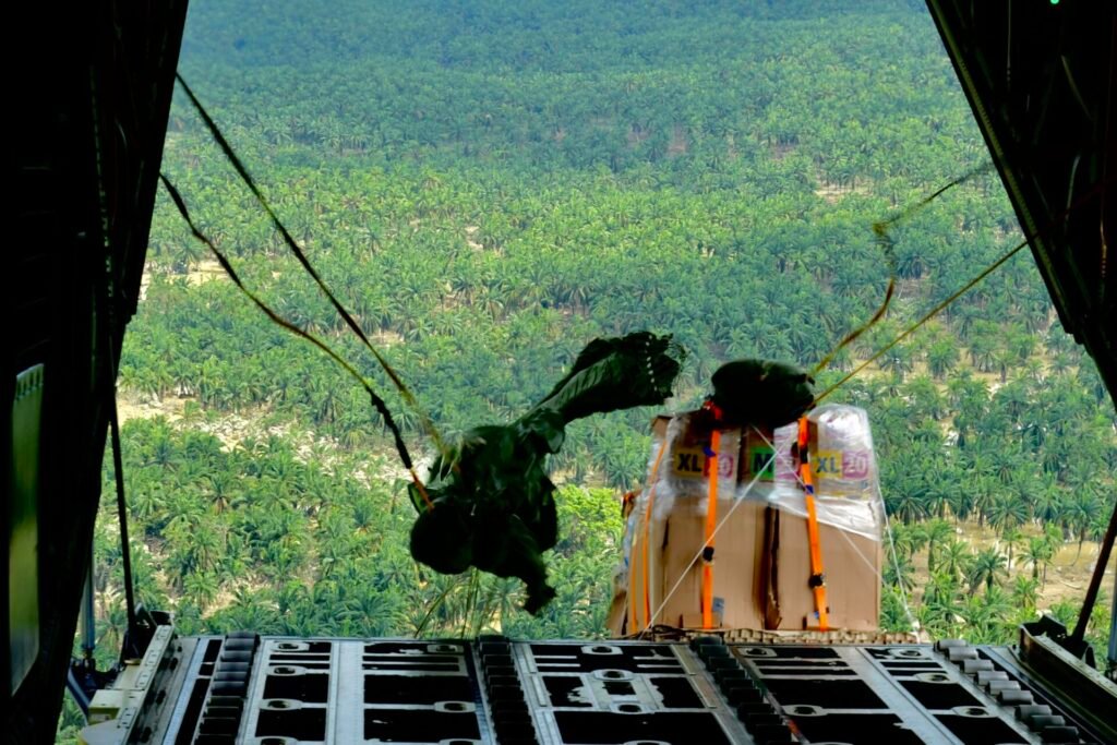 Foto : TNI Terjunkan 2,5 Ton Bantuan Logistik Lewat Airdrop untuk Korban Banjir Aceh
