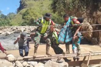 Kodam Iskandar Muda Selamatkan Lansia Kritis di Tengah Banjir Bener Meriah