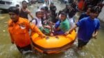 Muara Angke Diterjang Banjir Rob, Polairud Polda Metro Jaya Evakuasi Anak Sekolah