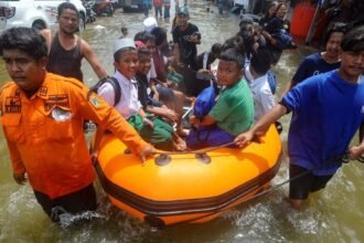 Muara Angke Diterjang Banjir Rob, Polairud Polda Metro Jaya Evakuasi Anak Sekolah