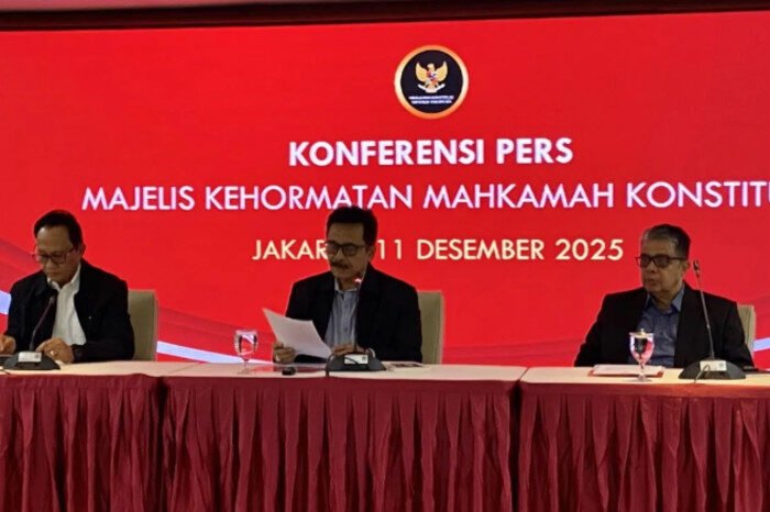 Penegasan resmi MKMK mengenai keabsahan Suhartoyo sebagai Ketua Mahkamah Konstitusi, berdasarkan putusan PTUN Jakarta, disampaikan langsung oleh I Dewa Gede Palguna dalam konferensi pers di Gedung MK.