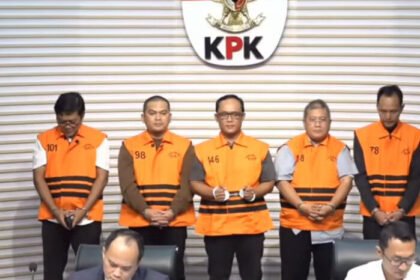 KPK menahan lima tersangka termasuk Bupati Lampung Tengah (tengah) dalam kasus dugaan suap proyek pengadaan 2025. (Foto: KPK)
