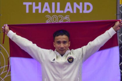 Pesenam Indonesia Muhammad Aprizal raih medali perak gelang-gelang SEA Games 2025 Thailand, tuntaskan penantian panjang sejak 2017.
