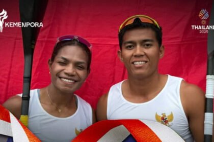Pasangan kano Indonesia, Stevani Maysche Ibo dan Subhi, merayakan keberhasilan meraih emas kedua untuk Merah Putih di SEA Games 2025 Thailand.