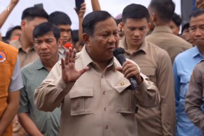 Prabowo Subianto saat meninjau Posko Pengungsian Aceh Tamiang dan berdialog dengan warga.